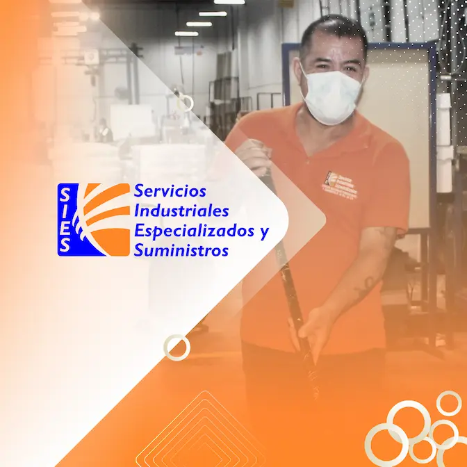 Personal de SIES realizando labores de limpieza industrial